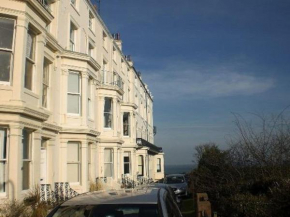 Blue Whale 2 Bedroomed 2nd Floor Appt with Sea Views, Beach & Wifi